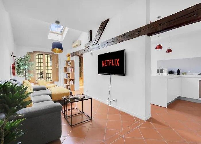 Bright Design House In The Heart Of דירה *